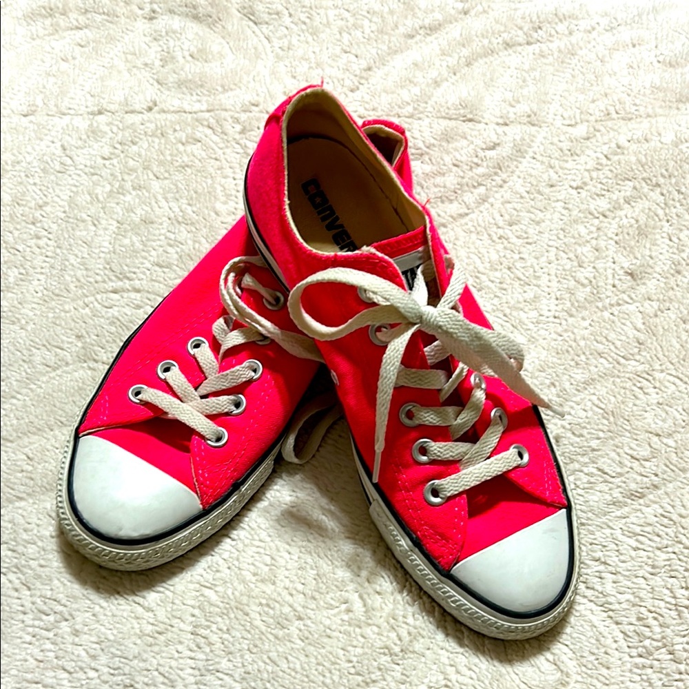 Hot Pink Converse
Womens Size 8
Great Condition, hardly worn